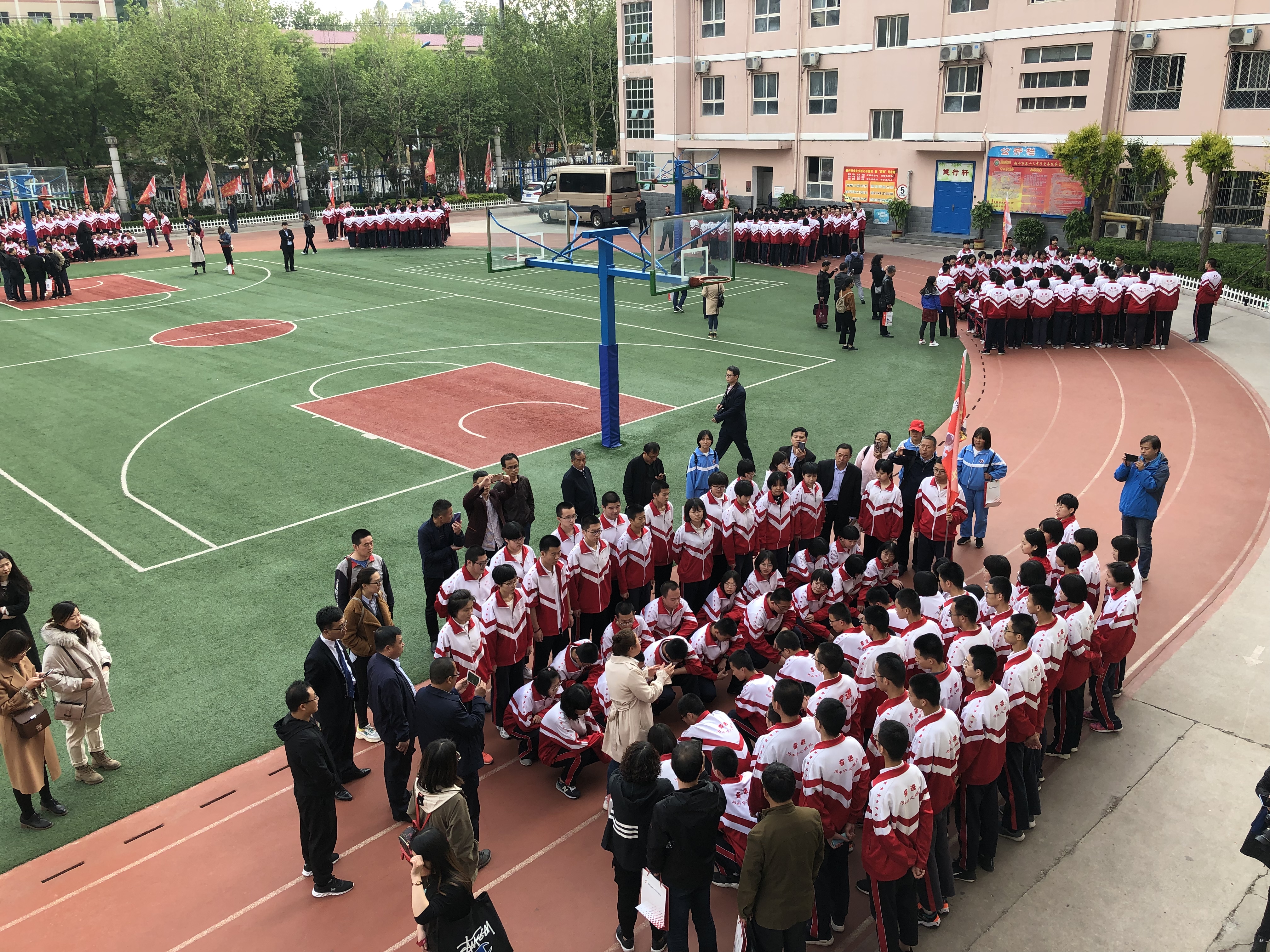 观看学生激情跑操.jpg