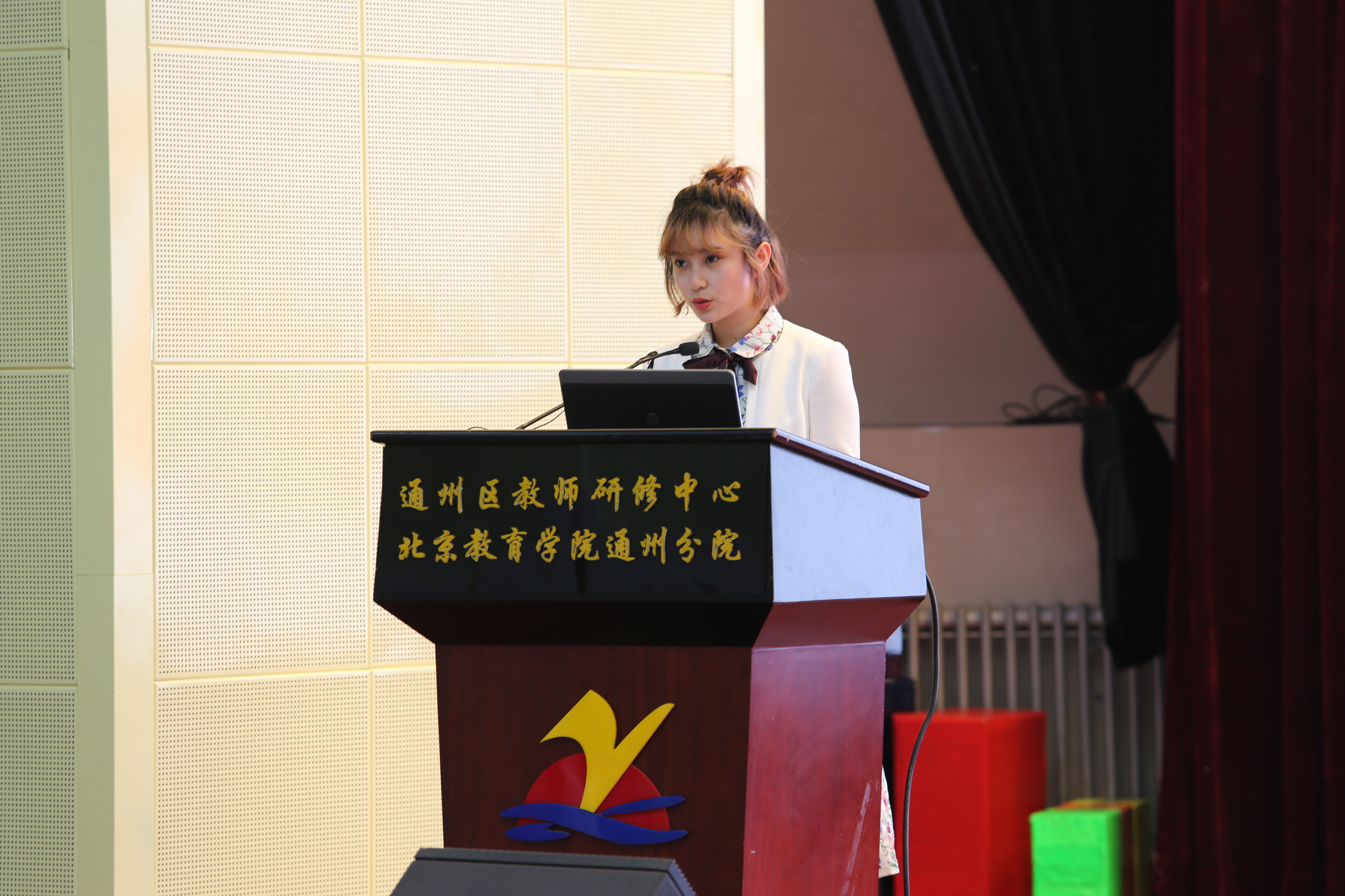 年轻教师.JPG