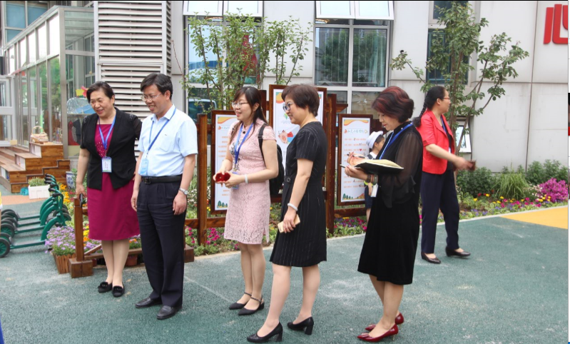 领导专家参观.png